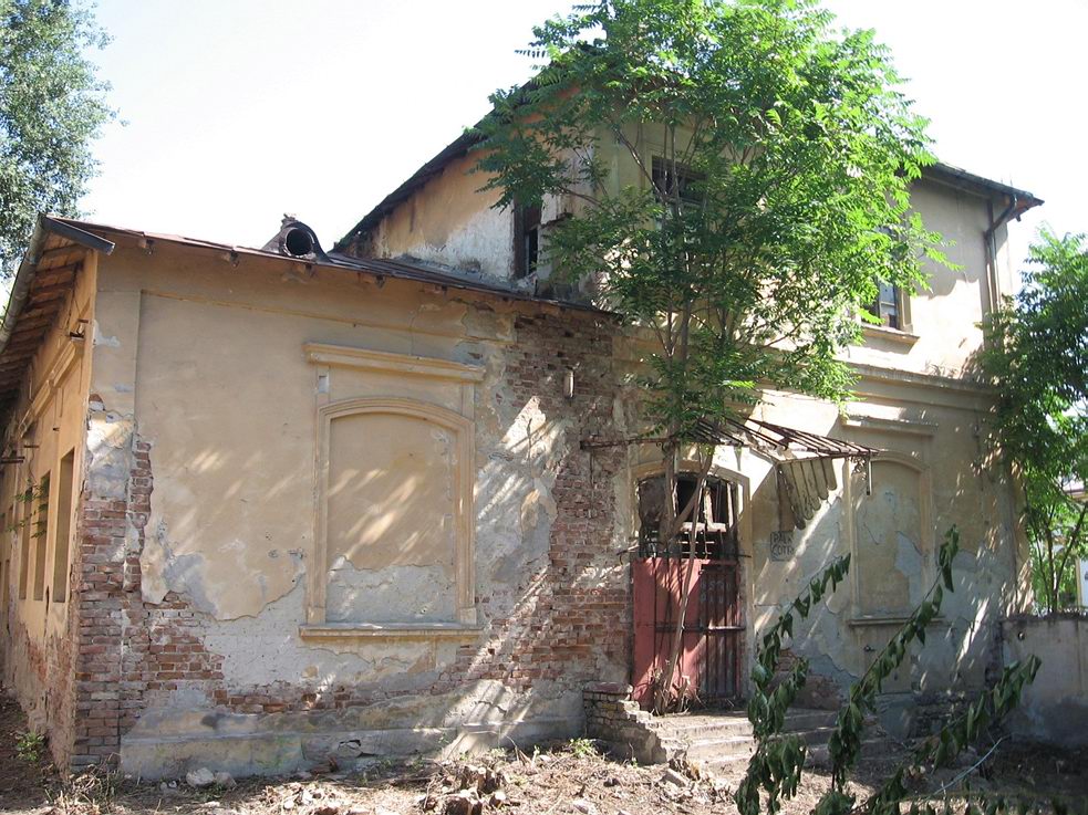 vechea școală catolică din spatele bisericii (2019)